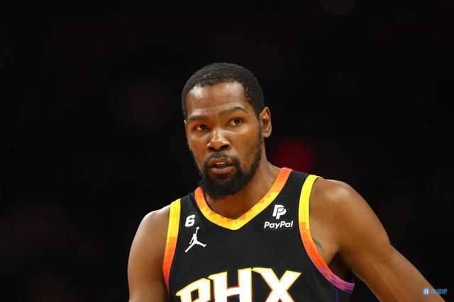 球迷们屏息 球迷们屏息